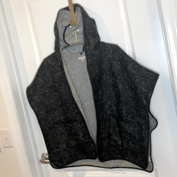 LOFT | Women’s Charcoal Gray / Black LOFT Hooded Poncho with Front Pockets - Picture 3 of 6